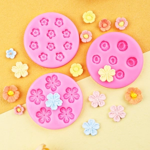Dettaglio degli stampi in silicone a fiori e decorazioni floreali in pasta di zucchero