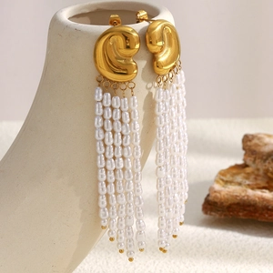 Boucles d'oreilles dorées 18 carats avec pampilles de perles blanches au style luxe