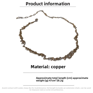 Dettaglio della collana in metallo liquido argento con texture, 47cm, peso 28,2g