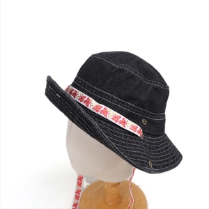 Detailansicht eines schwarzen Denim-Anglerhuts mit bunt besticktem Schmetterlingsband