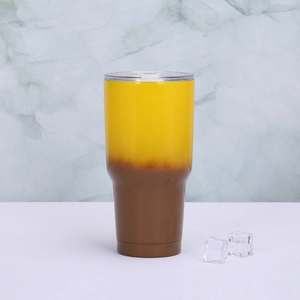 Gobelet isotherme 30oz en acier inox avec dégradé jaune-brun sur fond de marbre