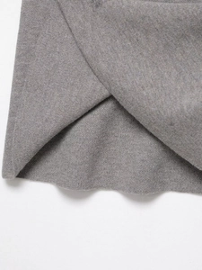 Vue détaillée de la texture du tricot gris de haute qualité et des bords du vêtement