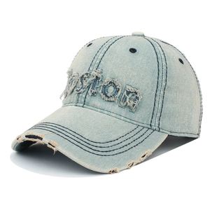Detailaufnahme der hellblauen gewaschenen Jeanskappe mit Boston-Patch und Used-Effekten