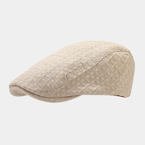 Vue détaillée d'une casquette beige avec texture gaufrée et finitions de qualité