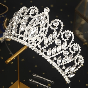 Elegante zilveren tiara met strassteentjes en kristallen voor bruiden en bruiloften