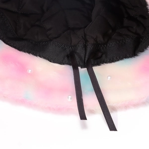 Détail du chapeau bob en peluche avec perles et doublure intérieure matelassée noire