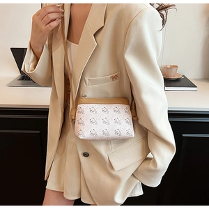 Détail du sac bandoulière avec imprimé ours et surpiqûres en similicuir beige