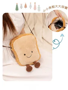 Détail du sac bandoulière en peluche toast montrant son intérieur spacieux et son tissu doux