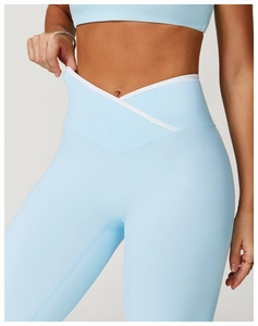 Detailopname van de lichtblauwe yoga legging met een unieke V-vormige gekruiste taille