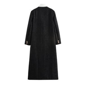 Vue arrière du long manteau en tweed noir avec col blanc et boutons dorés aux poignets