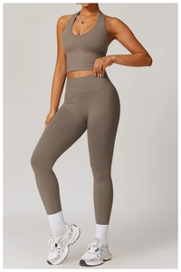 Détail de la texture côtelée sans couture de l'ensemble de yoga taupe à taille haute