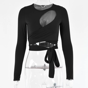 Detail eines schwarzen langärmeligen bauchfreien Tops mit Cut-Out und Taillenschnürung