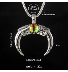 Dettaglio collana mezzaluna Malocchio con dimensioni 3,9 cm altezza e catena da 70 cm