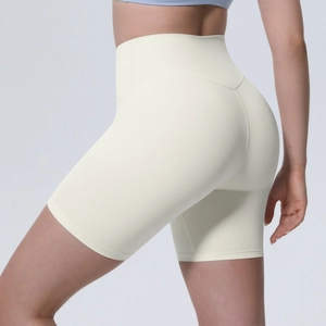 Détail du short de yoga crème à taille haute montrant l'effet galbant fessier
