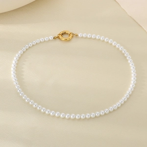 Dettaglio di una collana di perle vintage francese con chiusura a molla dorata