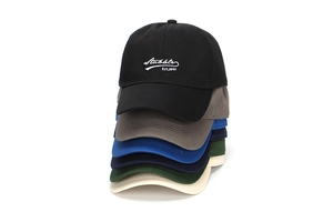 Empilement vertical de six casquettes de baseball en coton avec broderie blanche