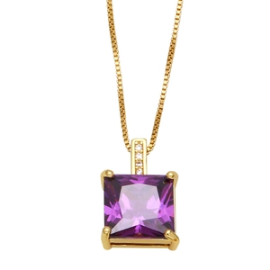 Détail du pendentif en zircon violet carré sur une chaîne en or pour femme