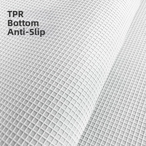 Dettaglio del fondo in TPR con trama a griglia antiscivolo per la sicurezza del bagno