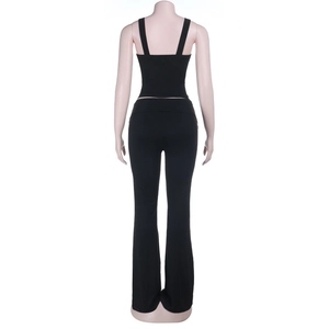 Vista posteriore del set nero a due pezzi con crop top a spalline e pantaloni a zampa