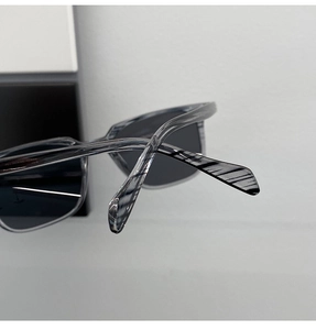 Détail des branches en acétate gris marbré et verres foncés de lunettes rétro
