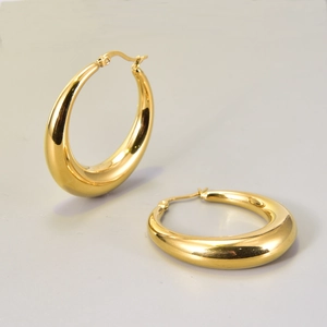 Detalle de pendientes de aro anchos con forma de medialuna en acero inoxidable 18K