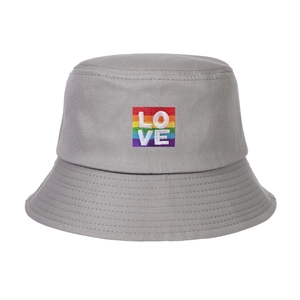 Nahaufnahme der Regenbogen-Stickerei mit LOVE-Schriftzug auf grauem Fischerhut aus Baumwolle