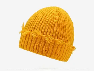 Vue latérale détaillée du bonnet en maille jaune avec bords effilochés et style urbain