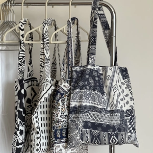Détail de quatre sacs fourre-tout en lin aux motifs paisley et géométriques bohèmes