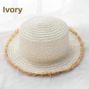 Vue macro d'un chapeau de paille blanc laiteux avec détails de bord effiloché et texture