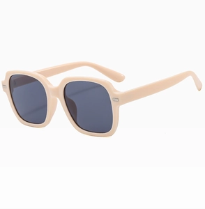 Vue détaillée des lunettes de soleil carrées beige avec charnières argentées élégantes