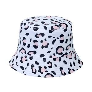 Détail d'un chapeau bob en toile blanche avec motif léopard rose et noir chic
