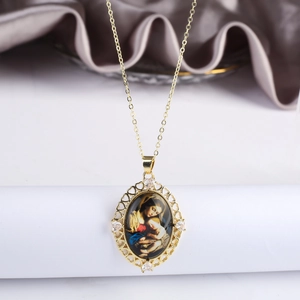 Dettaglio del ciondolo Madonna dorato con bordo a cuore e pietre di zircone