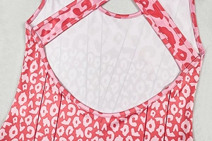 Détail de l'imprimé léopard rose avec bretelles croisées et design ajouré chic
