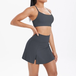 Détail de l'ensemble de sport gris anthracite avec soutien-gorge à fines brides et jupe fendue