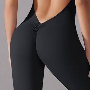 Détail d'une combinaison de yoga noire avec effet galbant fessier et dos en V ouvert