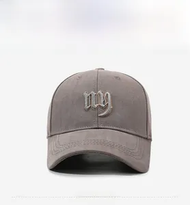 Detailansicht der 3D-Stickerei des NY-Logos auf einer dunkelgrauen Baseballkappe