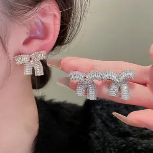 Eleganti orecchini a fiocco in argento con scintillanti zirconi cubici a taglio baguette
