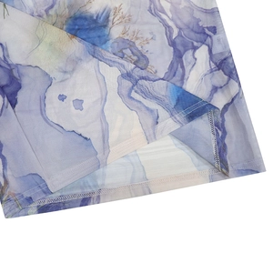 Détail de l'imprimé marbré bleu-violet sur tissu en maille avec coutures d'ourlet renforcées