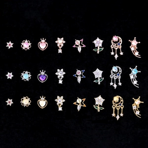 Détails de boucles d'oreilles en or et argent avec zircons et opales sur fond noir