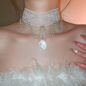 Détails de ras du cou en dentelle avec pompons en perles et pendentif en goutte