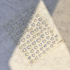 Primer plano de pegatinas 3D para uñas de corazones plateados holográficos, modelo TO-1394