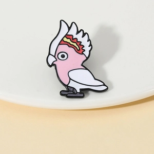 Vue détaillée d'une broche en émail perroquet Galah rose avec crête colorée et alliage