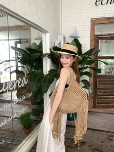Borsa a tracolla boho intrecciata a mano con frange, elegante borsa di paglia per la spiaggia.