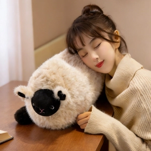 Oreiller en peluche mouton blanc doux avec visage noir et texture moelleuse