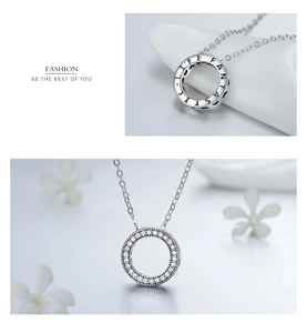 Détail du collier en argent S925 avec gravure LIFE FANTASTIC et pavage de zircons