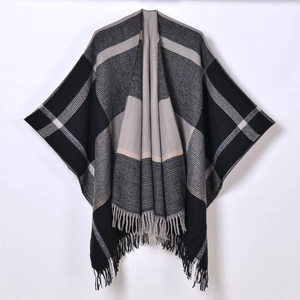 Detailansicht des karierten Strickschals mit grau-schwarzem Muster und langen Fransen