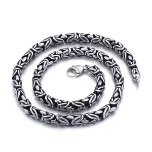 Massive 8mm silberne Edelstahl-Byzantiner-Halskette mit Karabinerverschluss auf weißem Grund