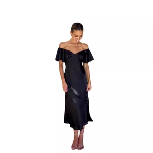 Robe mi-longue élégante en satin noir à épaules dénudées avec manches à volants et taille haute