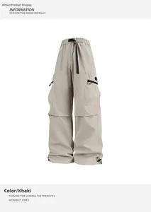 Detalle de los pantalones cargo caqui con bolsillos grandes y dobladillo ajustable con cordón