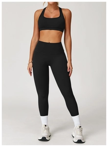 Detail der High-Waist Yoga-Leggings und Sport-BH-Kombi mit Kompressionspassform am Model